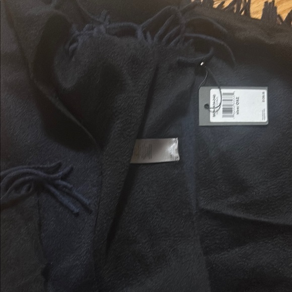 John Varvatos Elegant Black Fringe Scarf or throw blanket REVERSIBLE BLUE/BLACK - Picture 2 of 4